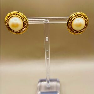 Vintage pearl stud earrings. Gold tone. Pierced. Classic. Feminine. Romantic.